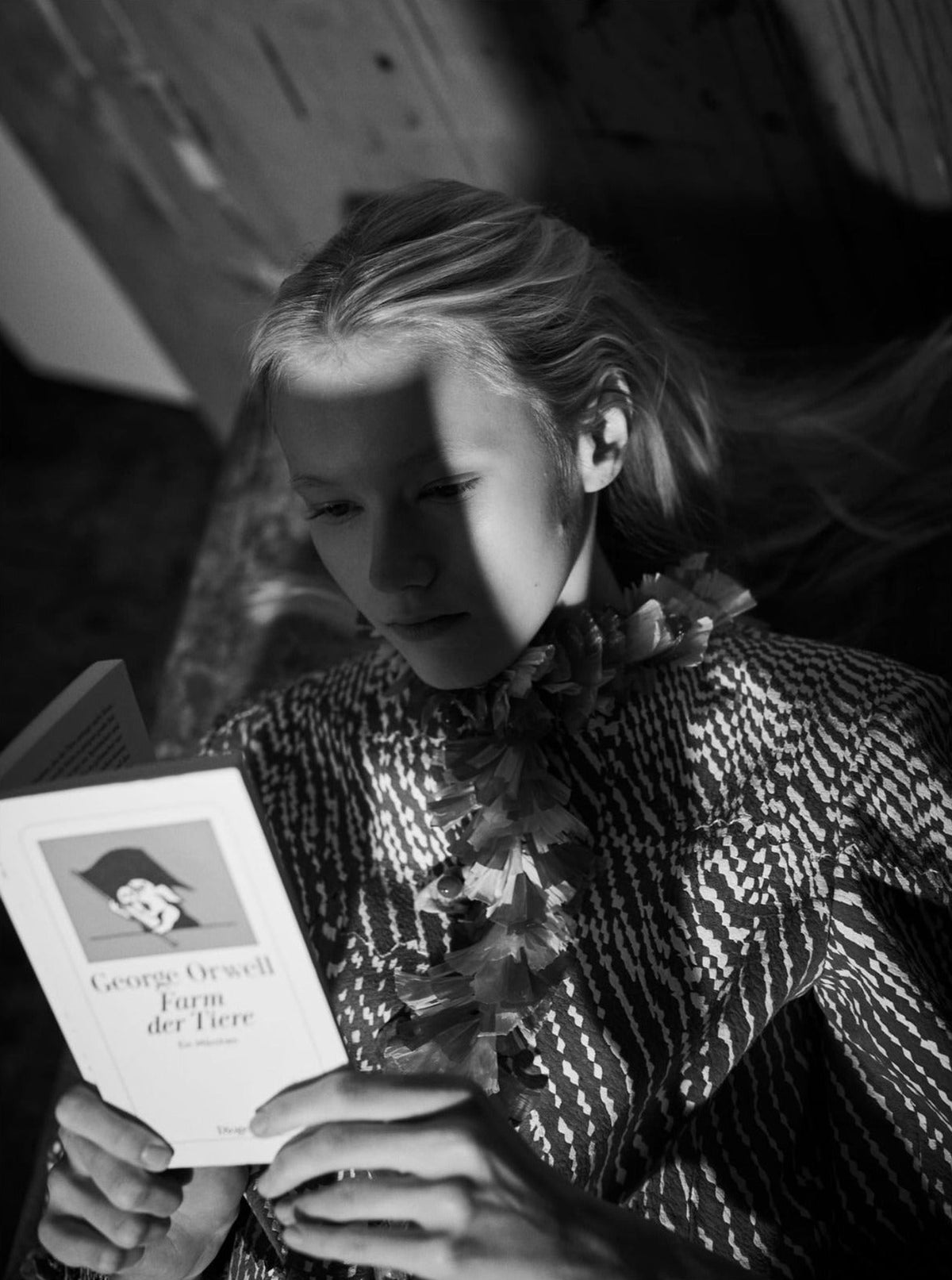 Achtung — Issue 51: Das Model, inside pages 4
